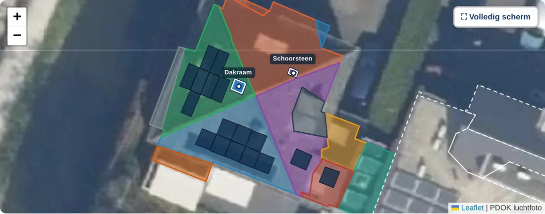 Hetzelfde legplan op de luchtfoto. De panelen lopen om het dakraam en de schoorsteen heen.