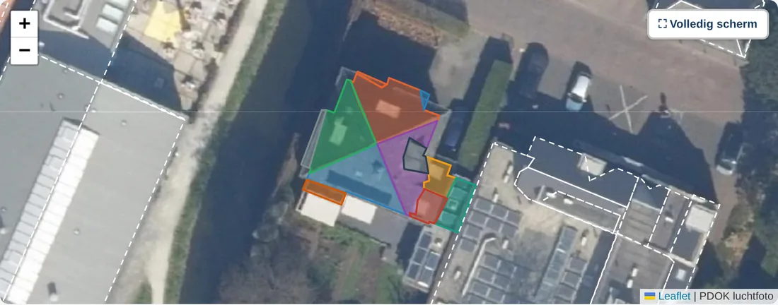 De gemeten dakvlakken op de luchtfoto. Elk vlak heeft zijn eigen kleur; gestippelde witte panden zijn buren die je met één tik kunt toevoegen.